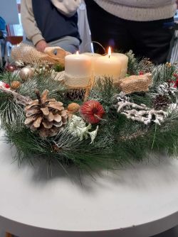 Zapaľovanie sviečok na adventnom venci - 403408840_1065948611514034_4450483362693518605_n
