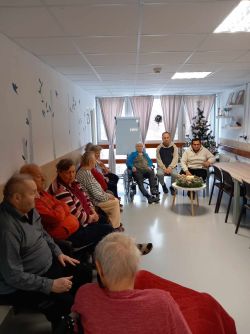 Zapaľovanie sviečok na adventnom venci - 403419859_1543687096462120_9213091026943547336_n