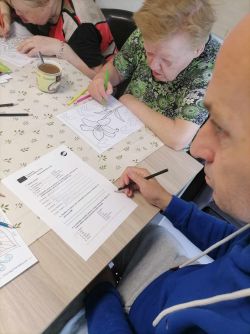 Projekt krok k seniorom – kognitívna stimulácia podporená hudobnou terapiou - 494690976_2655593478116120_986580181340952317_n