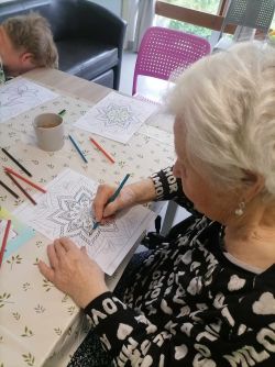 Projekt krok k seniorom – kognitívna stimulácia podporená hudobnou terapiou - 494817496_1219071966176241_7728569877297231790_n
